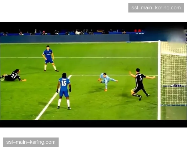 “瞬间：博洛尼亚后卫在门线前，将对手势在必得的头球传中攻门解围”