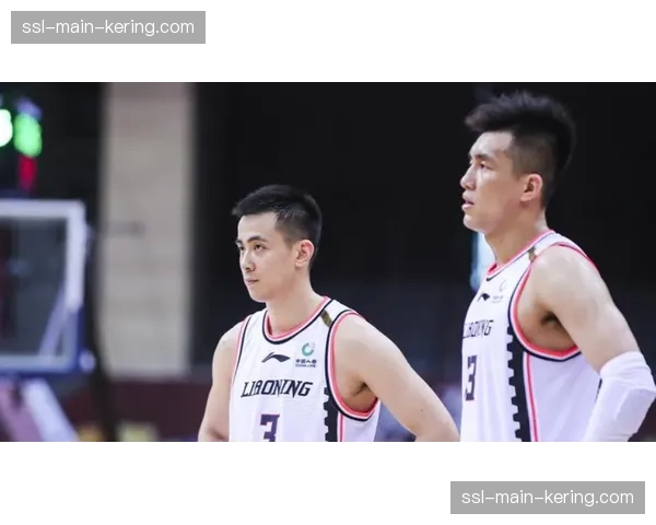 “特写：郭艾伦突破摔倒后立刻回防，展现铁血斗志”