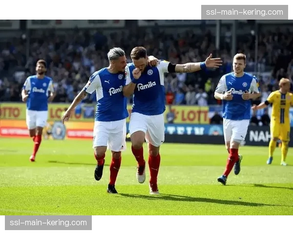 法兰克福官方：球队核心格策因内收肌不适缺席训练