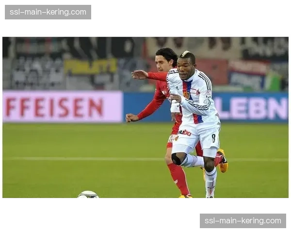 萨索洛全队抵达恩波利，当地大量球迷在酒店外等候