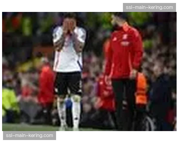 更衣室镜头:美因茨门将泽特纳向队友展示发动长传反击时的手势 更衣室镜头:美因茨门将泽特纳向队友展示发动长传反击时的手势